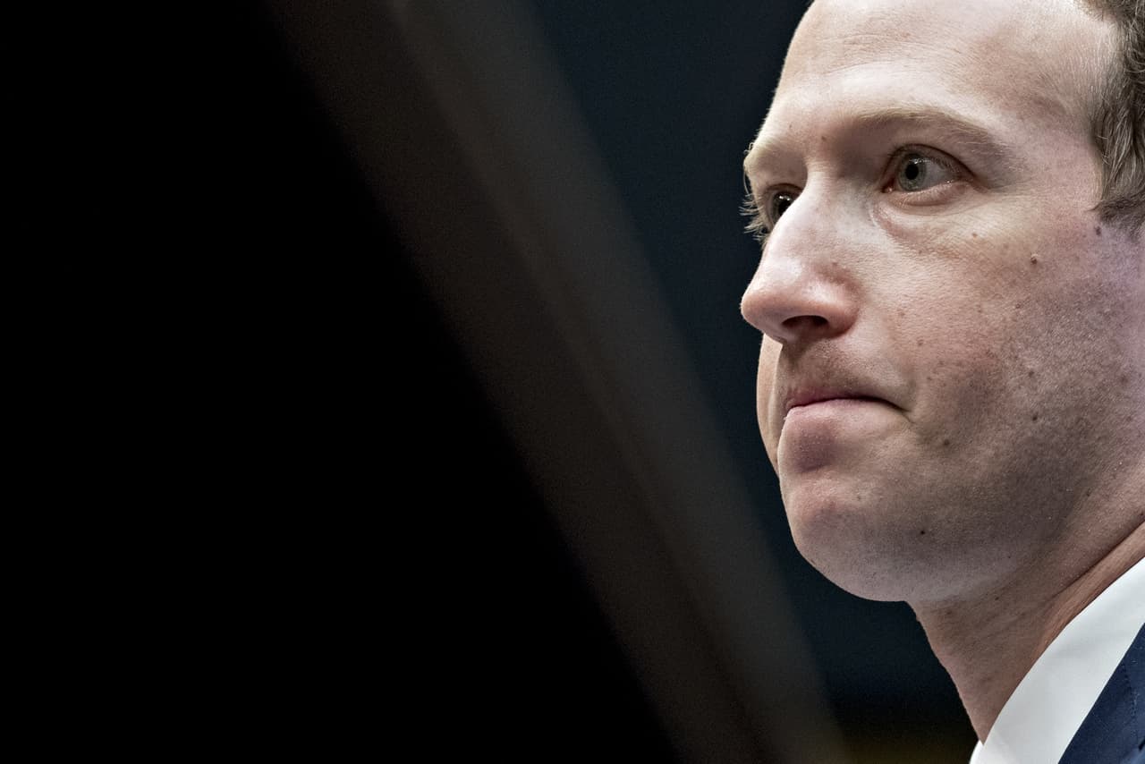 "¿Cómo pueden los consumidores tener control sobre sus datos cuando Facebook no tiene control sobre los datos?" preguntó el representante Frank Pallone de Nueva Jersey. "Cada vez que alguien elige compartir algo en Facebook ... existe un control. Allí mismo. No está enterrado en ningún lugar, sino allí mismo", aseguró el jefe de Facebook.