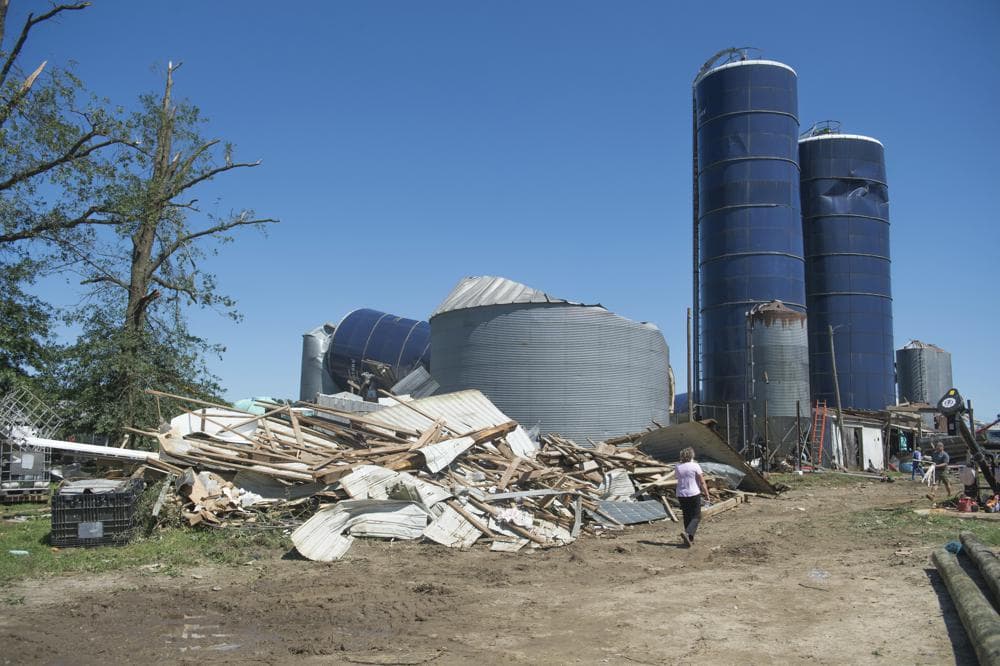 "Había metal, madera y escombros por todas partes", dijo Wally Eachus, uno de los dueños, a Associated Press.