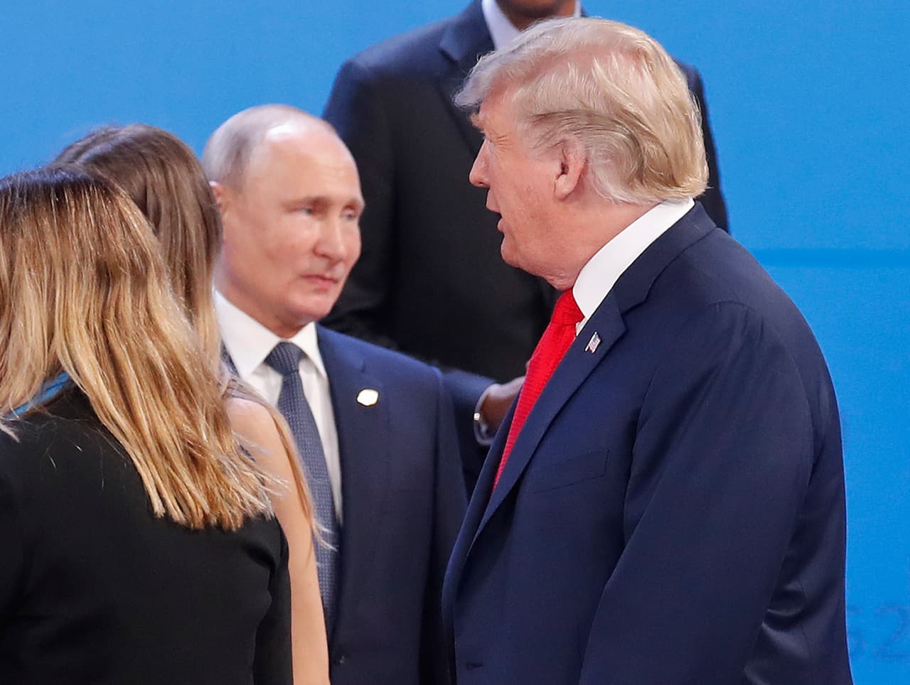 <b><a href="https://www.univision.com/noticias/relaciones-internacionales/trump-cancela-su-encuentro-con-putin-en-el-g-20-por-la-crisis-en-ukrania">Trump canceló una cita acordada con Putin</a></b> debido a que recientemente guardias costeros rusos capturaron tres buques de bandera ucraniana y aún ni las embarcaciones ni los tripulantes han sido liberados. El episodio forma parte de un prolongado conflicto entre los dos países vecinos Rusia y Ucrania. Putin y Trump "se saludaron" según el portavoz del mandatario ruso, pero 
<b>no se estrecharon las manos</b> ni tuvieron algún otro tipo de intercambio.