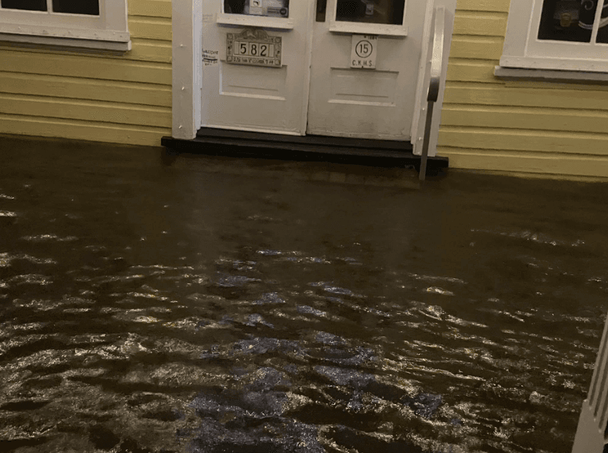 En horas de la madrugada, bomberos y especialistas en rescate salieron en busca de quien necesitara auxilio de último minuto en Cedar Key, Florida.