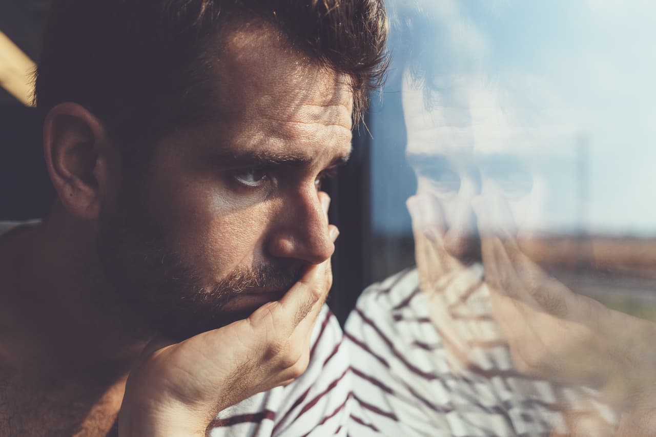 <b>Sentimiento permanente de desasosiego</b>. Puedes sentirte vacío, ansioso y desesperanzado de forma constante y durante mucho tiempo (más de dos semanas).