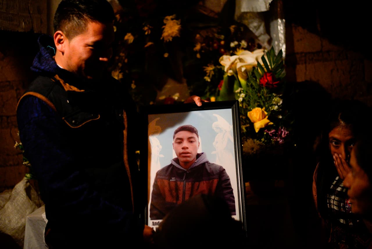 A Anderson también le realizaron una especie de funeral con su foto y flores.