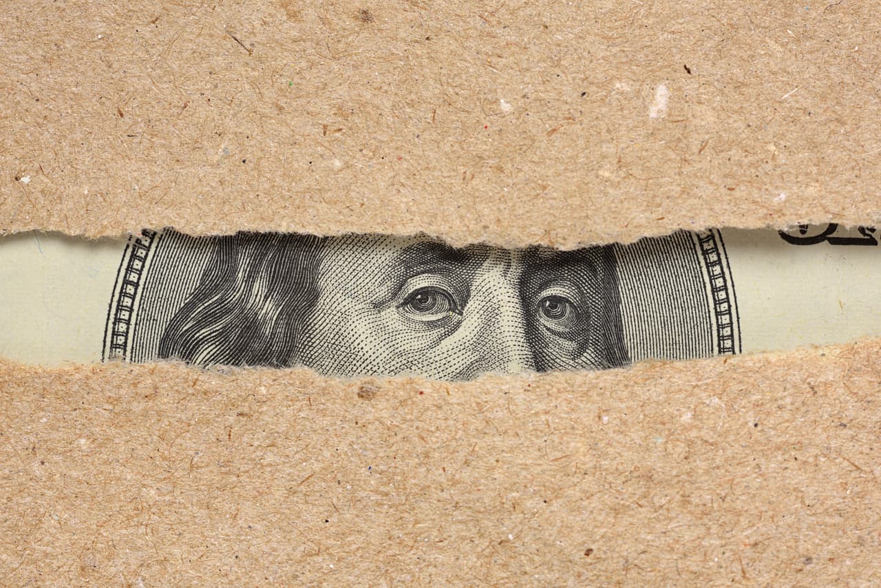 La mayoría de los bancos tienen un límite de retiro, lo que significa que no siempre se puede tener acceso completo al dinero cuando es necesario. Afortunadamente, hay varios lugares que, si bien no son una garantía, pueden hacer más difícil la tarea para los delincuentes que deseen extraer objetos de valor. Estos son algunos que recomienda el sitio wellkeptwallet.com. 
<a href="https://www.univision.com/noticias/dinero/peores-lugares-para-esconder-dinero-en-efectivo-fotos" target="_blank">Aquí te contamos cuáles son los peores lugares para esconderlos. </a>
