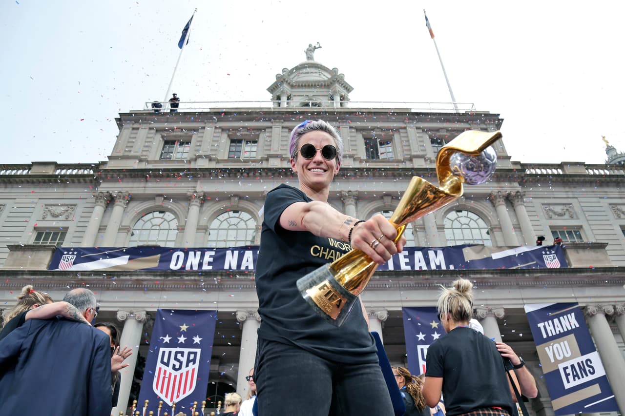 <b>Megan Rapinoe, estrella de la selección femenina de futbol. </b>
<a href="https://www.univision.com/noticias/estados-unidos/no-voy-a-ir-a-la-maldita-casa-blanca-megan-rapione-se-enfrenta-a-trump-y-el-presidente-le-dice-que-primero-gane-el-mundial">“No voy a ir a la maldita Casa Blanca”</a>, respondió la atleta cuando le preguntaron si aceptaría una invitación del presidente Trump si ganaban la Copa Mundial en 2019. “¡Megan debería GANAR primero antes de HABLAR! ¡Termina el trabajo! Aún no hemos invitado a Megan ni al equipo, pero ahora estoy invitando al EQUIPO, gane o pierda ", 
<a href="https://twitter.com/realDonaldTrump/status/1143892328236687361" target="_blank">le respondió el presidente vía Twitter</a>. El equipo ganó el campeonato mundial y no fue a la Casa Blanca.