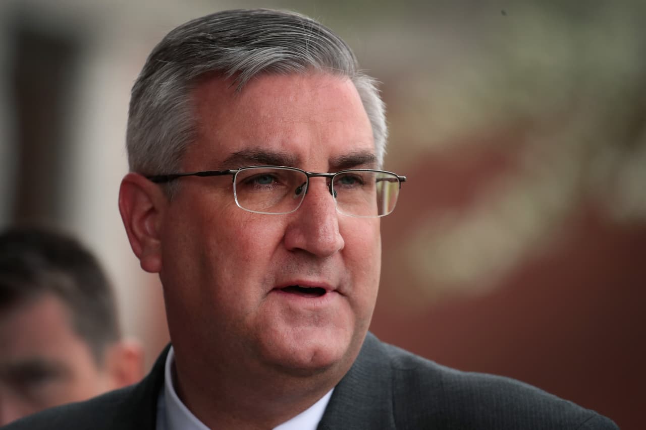 ✅ 
<b>Indiana |</b> FEMA dijo el 21 de agosto que lehabía aprobado los fondos al estado. En la imagen, su gobernador, el republicano Eric Holcomb, en un recorrido el 19 de abril del 2017 en Indiana.