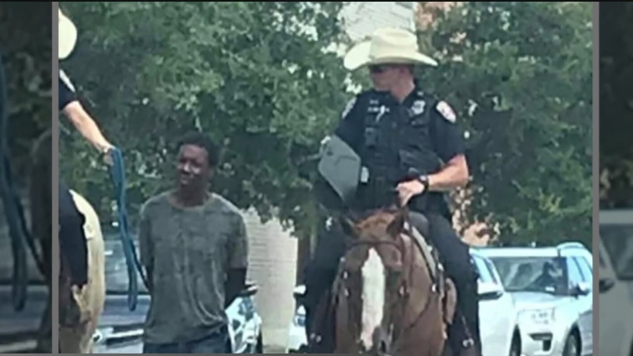 La policía pide disculpas luego que dos agentes a caballo llevaran a un afroamericano atado con una cuerda