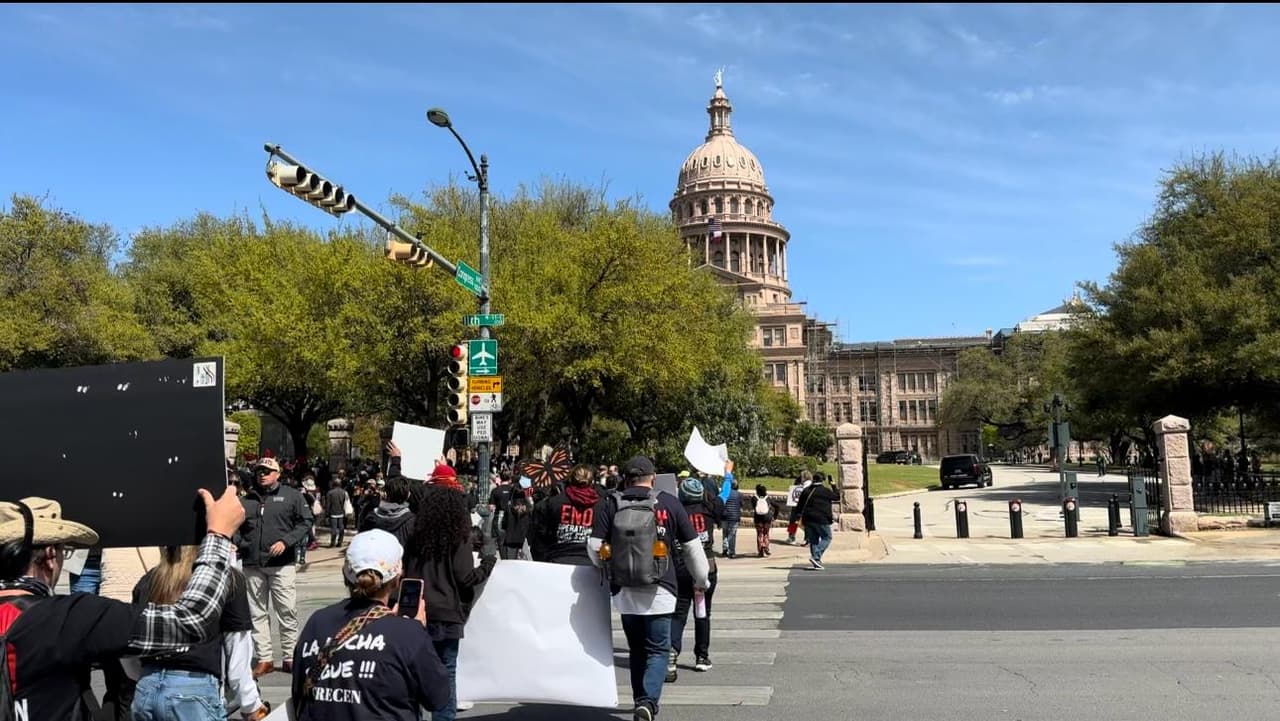 Los manifestantes 
<b>caminaron por las calles del Centro de Austin rumbo al Capitolio.</b>