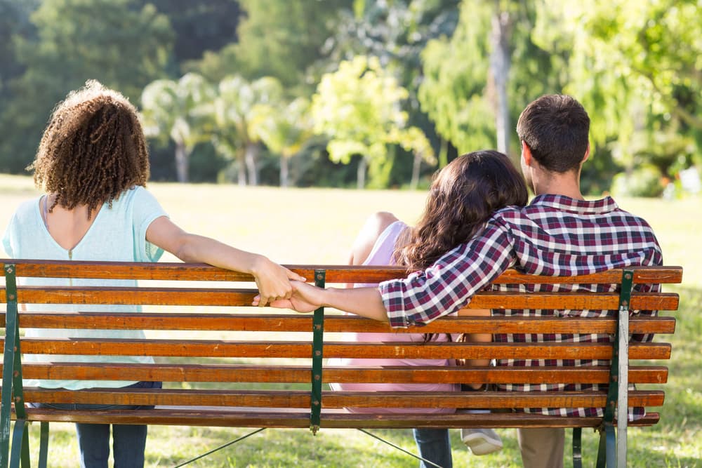 Cuando existe la llama gemela ocurre algo inusitado. La pareja se separa, cada uno toma su camino, se enamoran nuevamente de otra persona y son fieles, se sienten bien, pero quien comparte la llama gemela está siempre ahí, como una fuerza telepática.