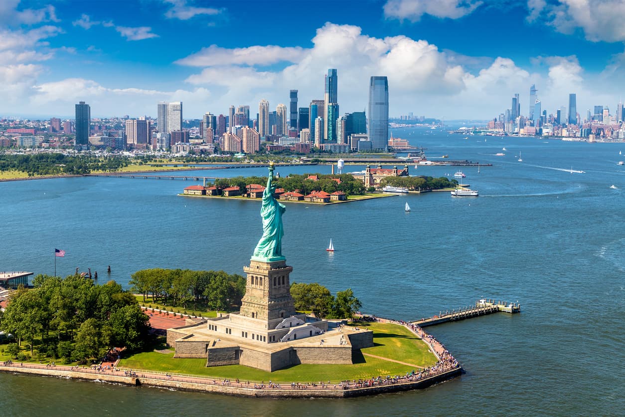 <b>1. Nueva York, Estados Unidos:</b> Aunque empatada con Singapur, es primera vez que la Gran Manzana queda primera en este ránking como la ciudad más cara del mundo. En el índice del año pasado Nueva York ocupó el sexto lugar. Una de las principales razones para esta subida de Nueva York en la lista es el fortalecimiento del dólar. Además, en el último año los precios del alquiler han subido de forma considerable. Según un informe publicado por la firma de bienes raíces Douglas Elliman, el precio medio de los apartamentos de Manhattan se disparó un 25% este año, con una renta mensual promedio de alrededor de $5,000 en ese distrito.