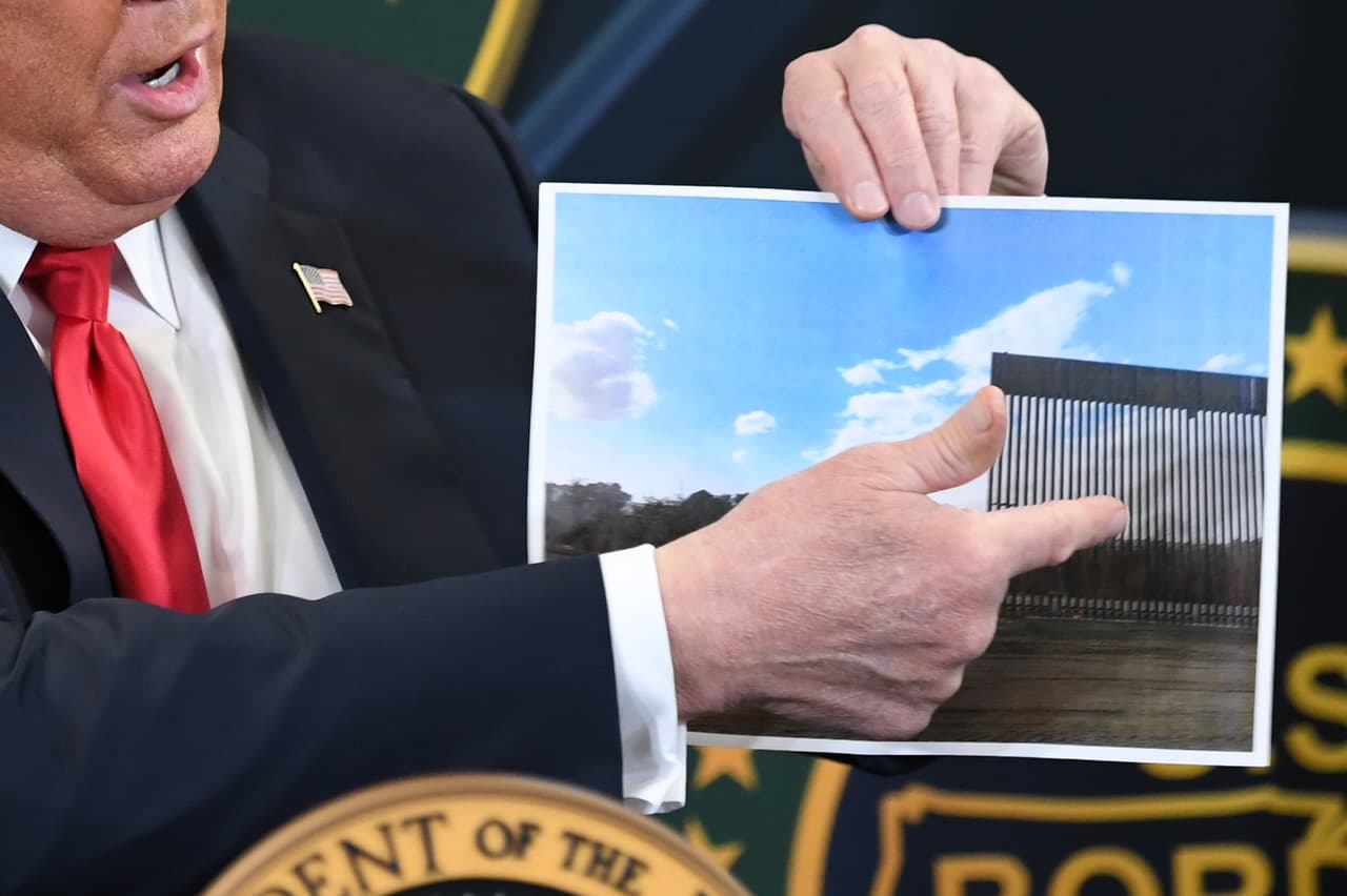 Unos minutos antes el mandatario mostró a los medios detalles de la porción de muro, asegurando que son 200 nuevas millas, aunque en realidad se trata de segmentos renovados de la valla preexistente. Solo 3 millas son construccion nueva donde antes no había sido establecida ninguna barrera.
<br>