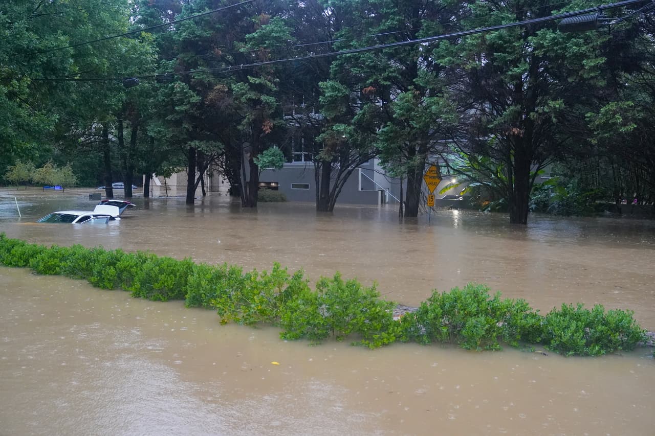 Llegó después de 
<b><a href="https://www.univision.com/local/tampa-wvea/tiempo/huracan-helene-toca-tierra-en-florida-con-categoria-4" target="_blank">impactar Florida la noche del jueves</a></b> en la región del Big Bend, como un poderoso huracán 4.