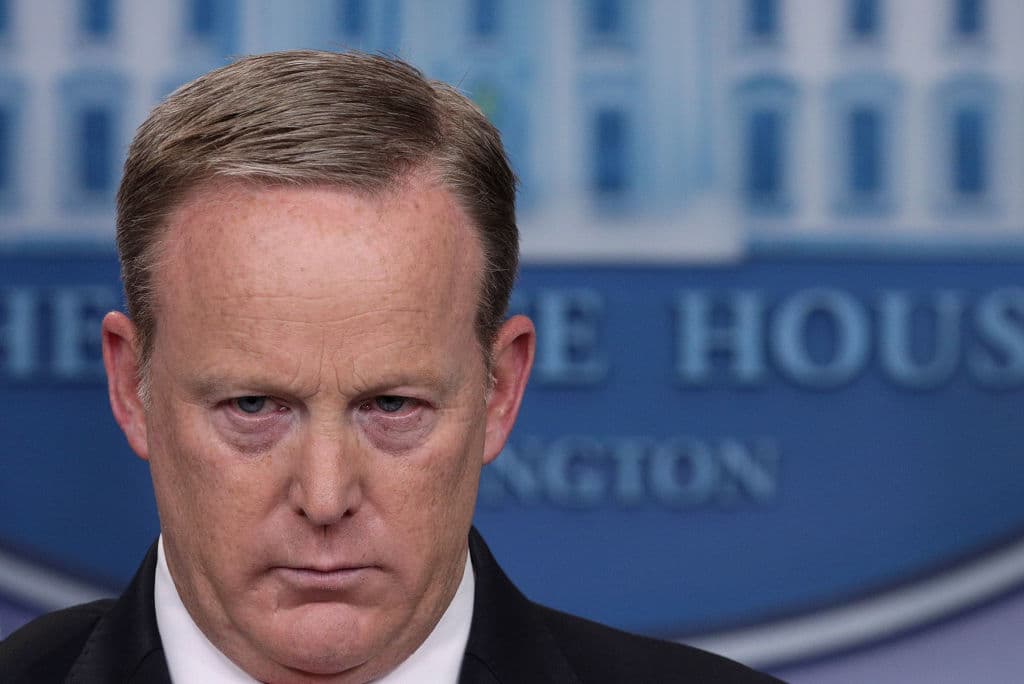 El 21 de julio de 2017 renunció 
<b><a href="http://www.univision.com/noticias/politica/renuncia-sean-spicer-como-secretario-de-prensa-de-la-casa-blanca">Sean Spicer, secretario de prensa de la Casa Blanca</a></b>. Estuvo en el puesto
<b> 183 días</b>. Dimitió tras indicarle al presidente Donald Trump su desacuerdo con la designación del banquero de Nueva York Anthony Scaramucci como nuevo director de comunicaciones. Spicer ha sido una figura muy polémica por su forma de defender a Trump, sus enfrentamientos con la prensa y la imitacion satírica que hizo la actriz Melissa McCarthy en el programa 
<b><a href="http://www.univision.com/noticias/trending/snl-exagera-aun-mas-la-imitacion-de-sean-spicer-y-suma-la-de-sessions-interpretado-por-otra-mujer"><i>Saturday Night Live</i></a></b>, algo que no parecía gustarle.