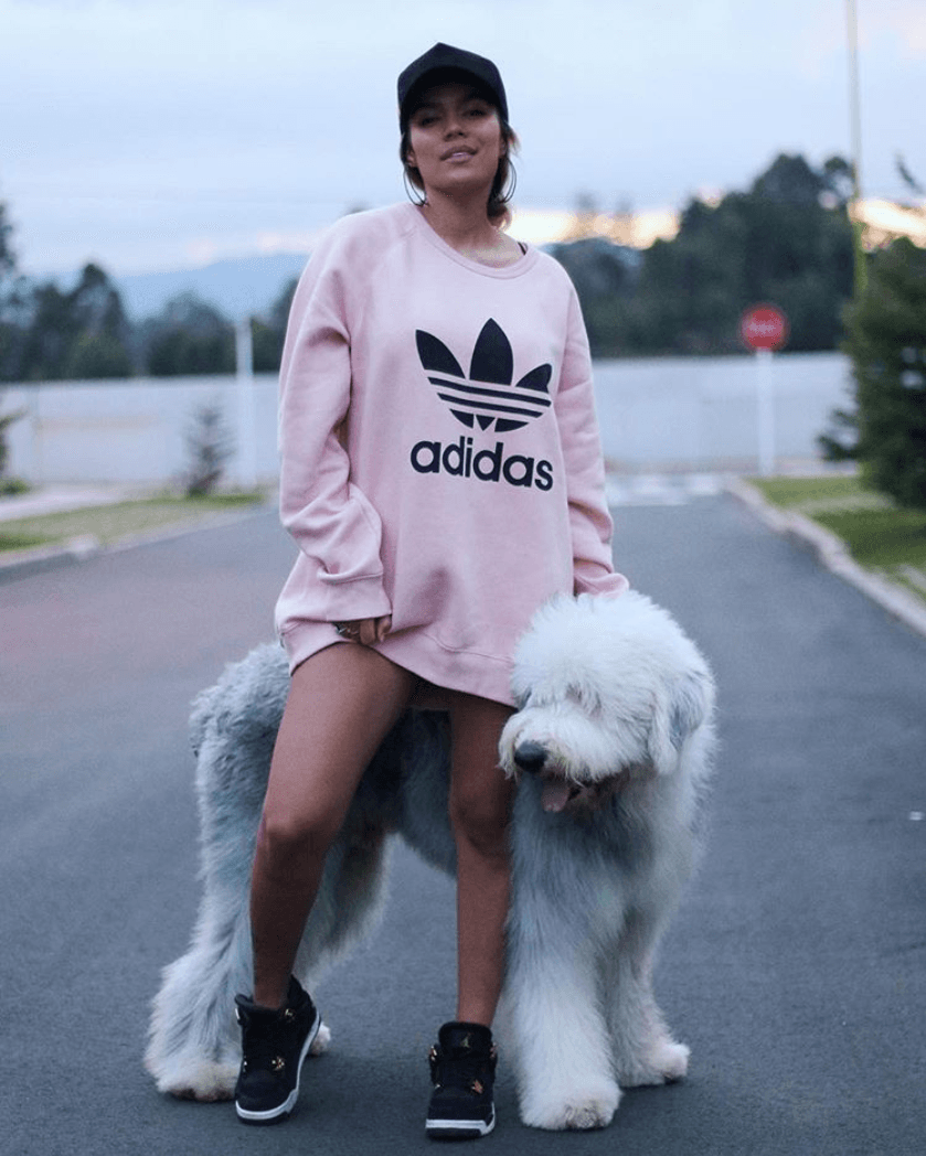 Karol G se divierte paseando con su enorme perro y siempre le demuestra su cariño.
