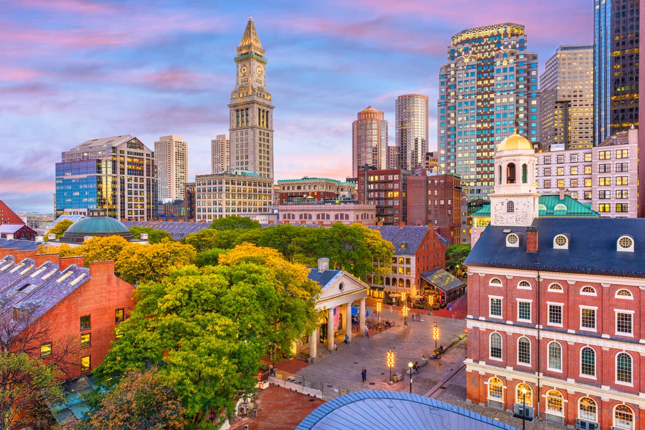 <h3 class="cms-H3-H3">5. Massachusetts</h3>
<br>
<br>💊 
<b>Esperanza de vida (2020): </b>79.0 años (empate).
<br>
<br>💊 
<b>Modificación con respecto a 2019: </b>-1.4%
<br>
<br>💊 
<b>Porcentaje de personas sin seguro médico: </b>2.7%
<br>
<br>💊 
<b>Población: </b>6,873,003
<br>