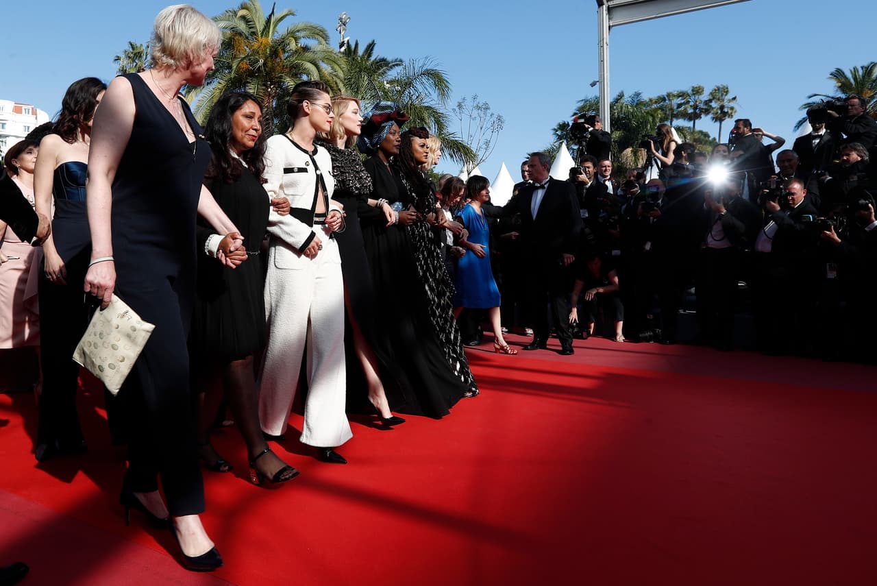 Los festivales y las entregas de premios de cine se han convertido en el último año en una excelente oportunidad para que mujeres de esa industria reivindiquen sus causas. Directoras, actrices y productoras saben que en estos eventos los focos están puestos sobre ellas. Este sábado, en Cannes, un grupo de mujeres aprovechó para llamar la atención sobre la igualdad de género.