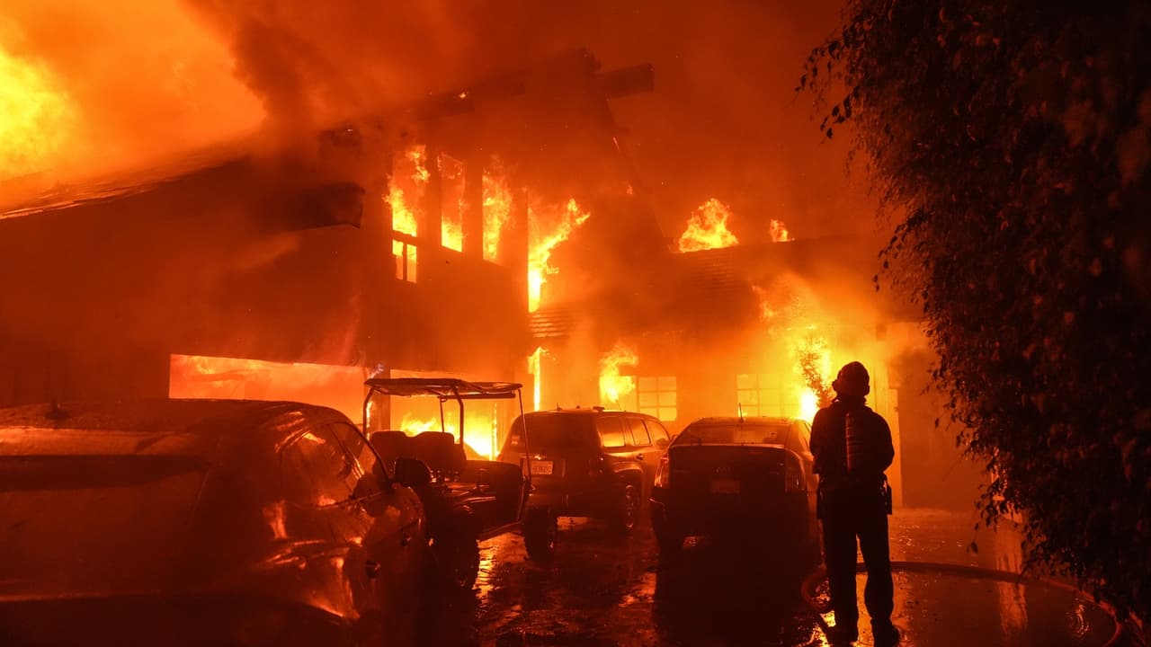 Incendio Franklin crece: miles de estructuras en riesgo, evacuaciones masivas y bomberos luchando