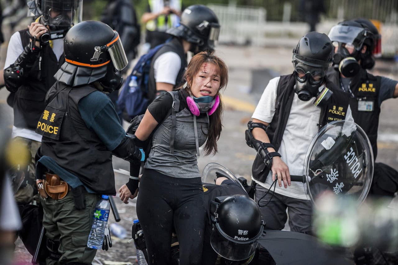 Se libraron batallas durante horas en varios lugares, con algunos manifestantes arrojando rocas y bombas de gasolina, mientras que la policía respondió en su mayor parte con gases lacrimógenos, balas de goma y cañones de agua.