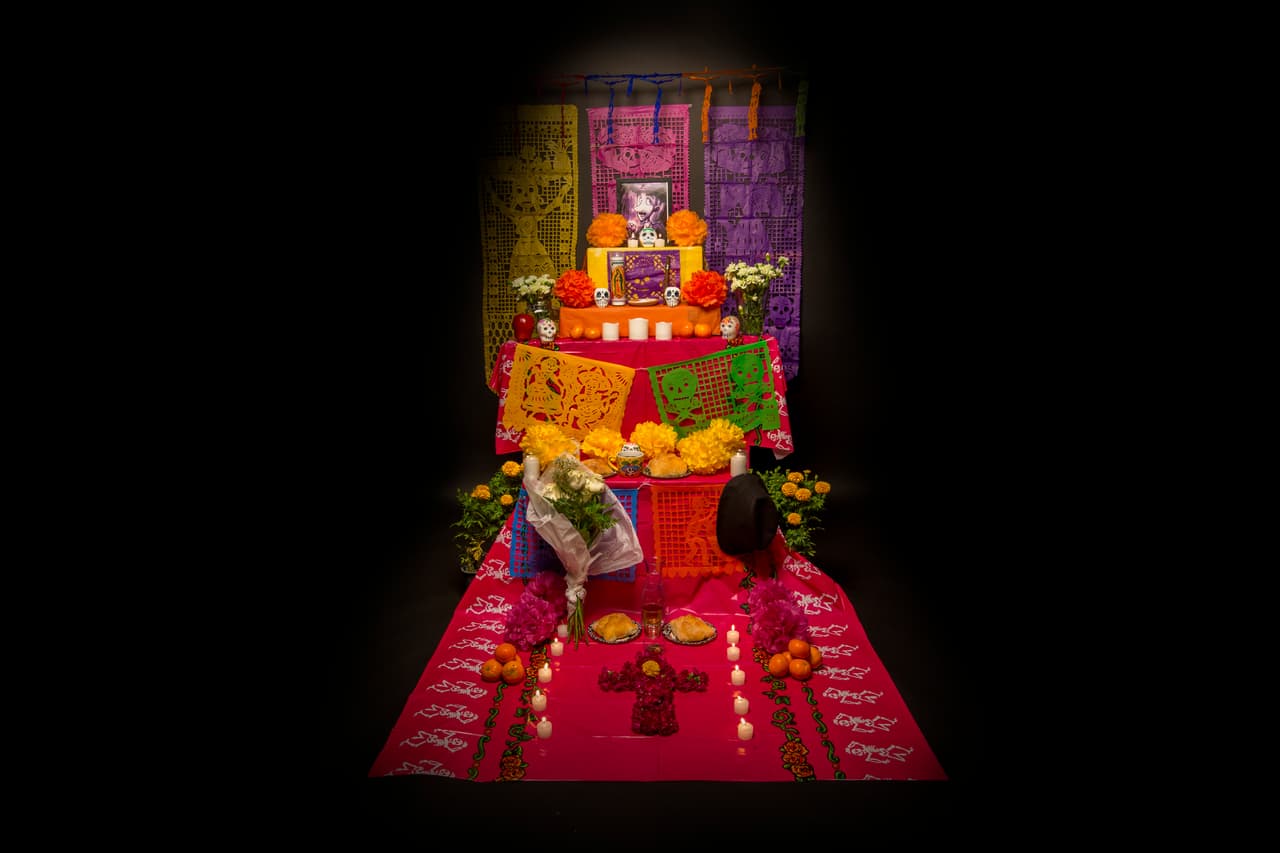 ¿Qué significa el altar y la ofrenda que se pone el Día de Muertos?
