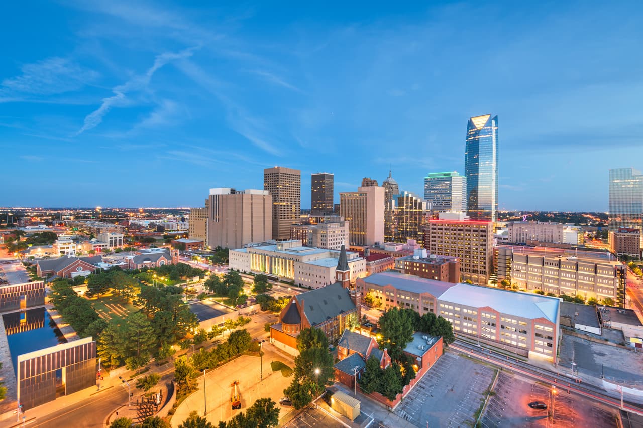<h3 class="cms-H3-H3">8. Oklahoma</h3>
<br>
<br>💉 
<b>Esperanza de vida al nacer (2020): </b>74.1
<br>
<br>💉 
<b>Modificación con respecto a 2019 (en años): </b>-1.6
<br>
<br>💉 
<b>Población sin seguro médico: </b>14.4%
<br>
<br>💉 
<b>Población total:</b> 3,949,342
<br>