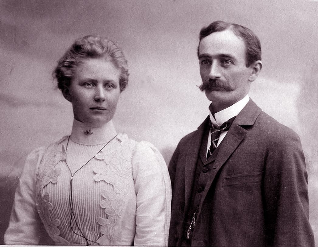 Los abuelos de Donald Trump, Elizabeth Christ Trump y Frederick Trump, en 1918. Nacidos en Alemania, emigraron a Estados Unidos en calidad de comerciantes. Elizabeth es la fundadora de The Trump Organization, el conglomerado de negocios inmobiliarios, hoteles y campos de golf, que hoy opera Donald Trump.