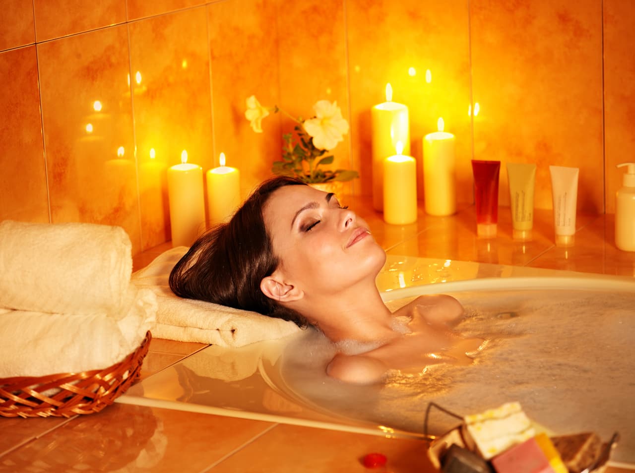 Recomendación: una vez por semana "si tienes alguna bañadera o tina- sumérgete en un baño de sales aromáticas y coloca dentro de la misma pétalos de rosa, ambienta el tono del baño con velas de color carmelita o beige, y la luz suave, con una música tranquila y relajante todo lo cual te inspirará y eliminará actitudes negativas en tu mente.