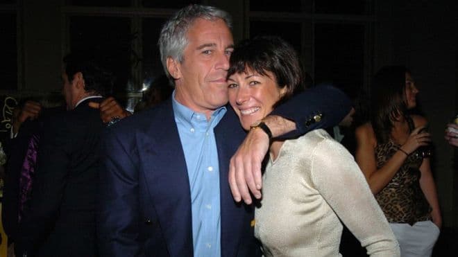 <h3 class="cms-H3-H3">La amiga, ¿o 'madam'? </h3>La mano derecha del financiero era Ghislaine Maxwell, hija del empresario de medios de comunicación 
<a href="https://www.thetimes.co.uk/article/ghislaine-maxwell-daughter-of-robert-maxwell-fell-under-the-spell-of-rich-and-domineering-men-3pqqpxmnk" target="_blank">Robert Maxwell,</a> que habría actuado como "promotora" en los negocios menos públicos de Epstein. Maxwell fue acusada de haber conseguido mujeres menores de edad para Epstein y sus amigos. Maxwell siempre ha negado las acusaciones.