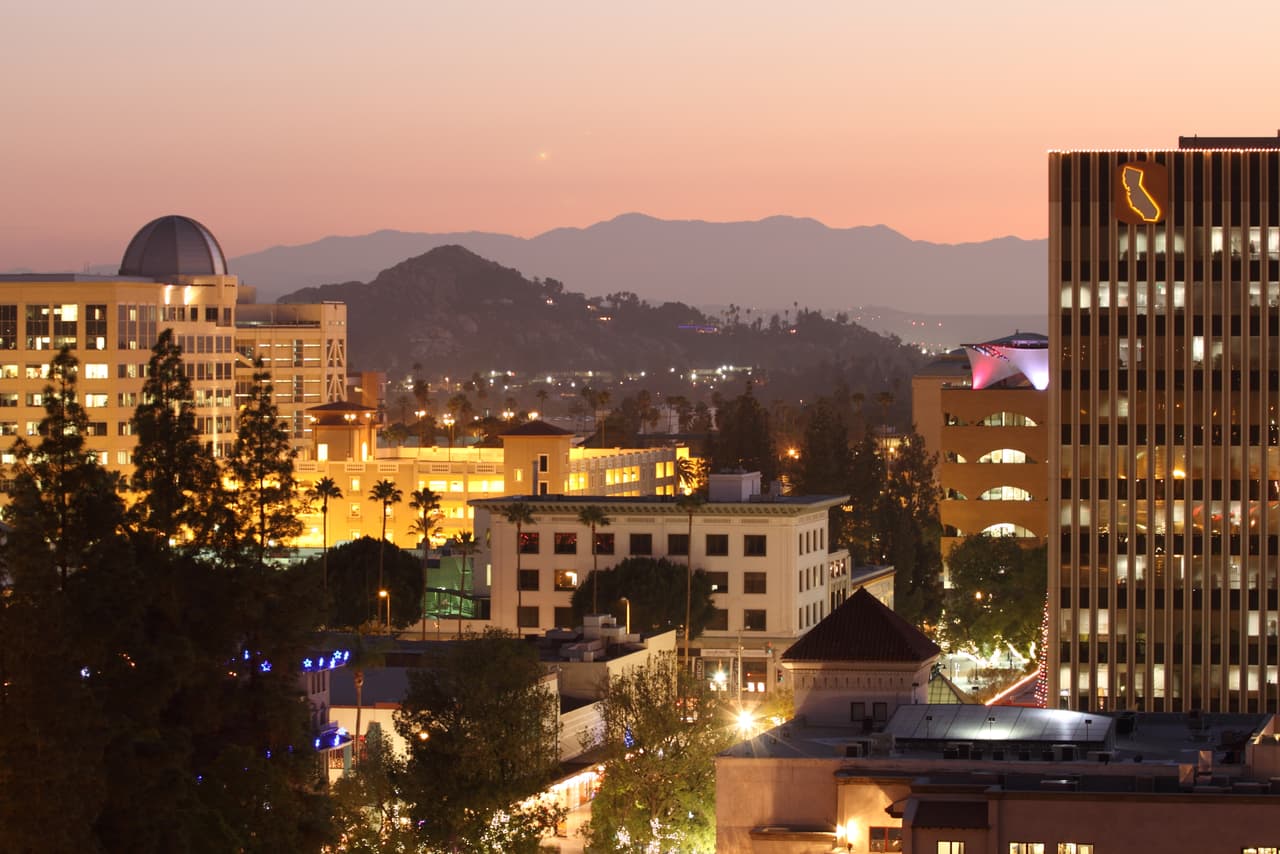 <h2 class="cms-H2-H2"><b>1.</b> <b>Riverside, California </b></h2>
<br>
<br>Según datos del estudio, Riverside, la cuna de la industria de los cítricos de California, tiene los caminos menos seguros en el país. 
<br>
<br>Los conductores de esta ciudad figuran en el número uno de las listas de infracciones de exceso de velocidad. Además, ponen en riesgo a otros conductores por su tendencia a acelerar y frenar bruscamente.
<br>