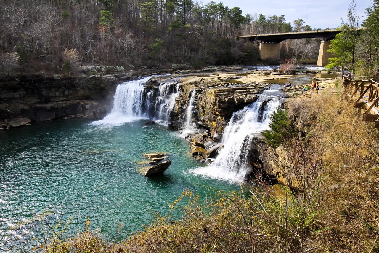 <b>Alabama</b>
<br>
<br>Little River Canyon es una hermosa caída de agua que fluye del Little River del noreste de Alabama y tiene varias piscinas naturales para nadar y refrescarse. 
<b>Una cascada de 45 pies hace que las aguas en algunas secciones sean muy rápidas, por lo que muchos visitantes llegan con kayaks.</b> Hay que tener especial cuidado en este área recreacional por las velocidades y fuerza del agua.