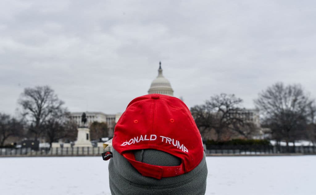 Las bajas temperaturas obligarán a realizar la ceremonia de investidura del presidente electo Donald Trump dentro de la Rotonda del Capitolio el próximo lunes, marcando la primera vez en 40 años que un presidente no presta juramento en las escaleras exteriores del edificio.