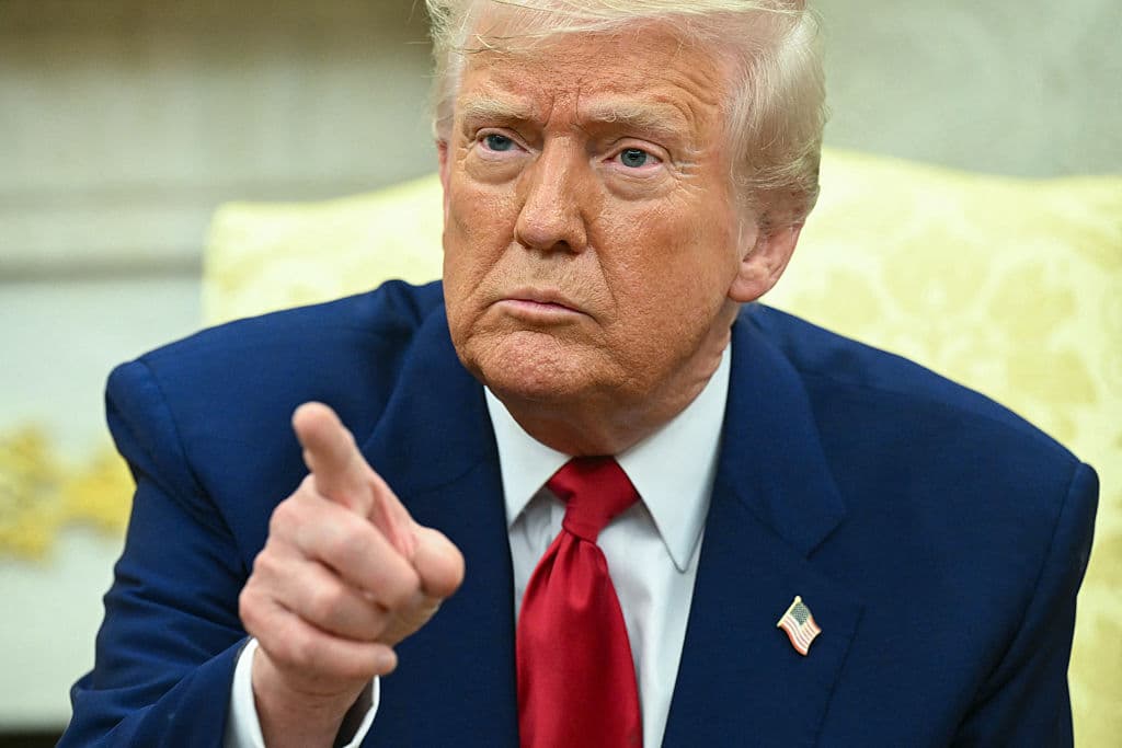Trump dice que no habrá por ahora una pausa de sus aranceles; Wall Street cierra con más pérdidas una volátil jornada