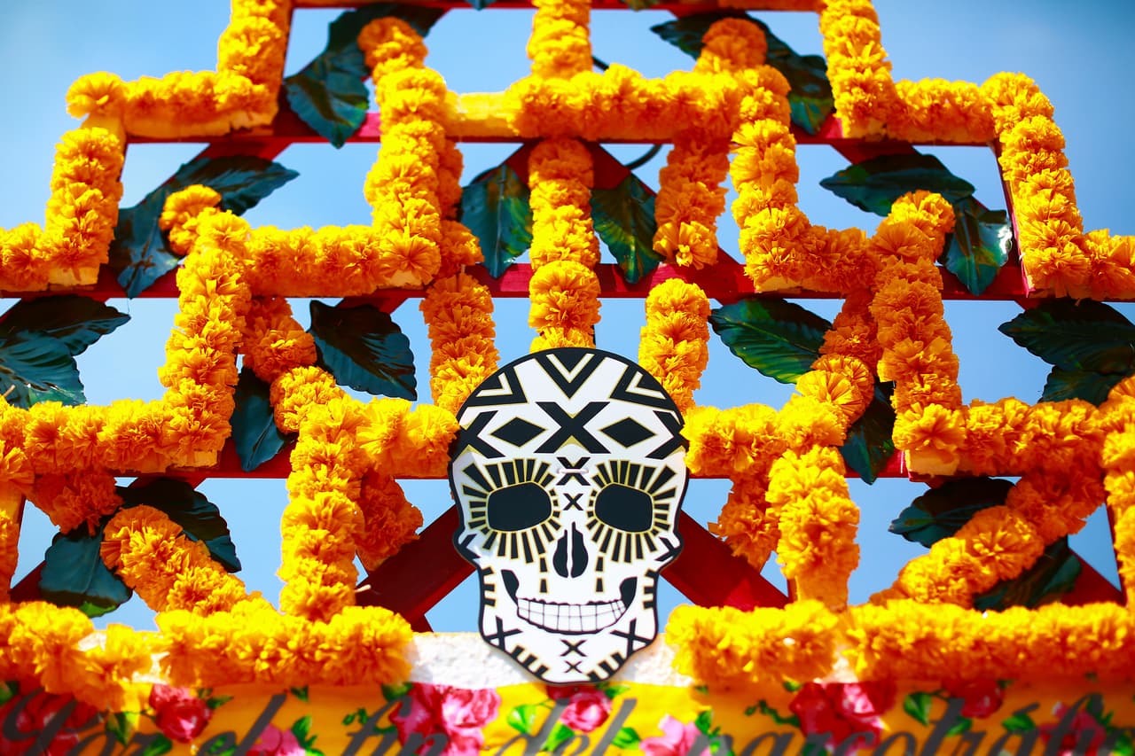 También se puede poner un camino de flores que vaya de la puerta al altar, para que guíe el camino de las almas a la ofrenda. La flor más usada es el cempasúchil, que se dice que atrae a las almas por su belleza, olor y color característico. Además del "sendero" de flores, muchas veces también son colocadas en forma de cruz en el altar.