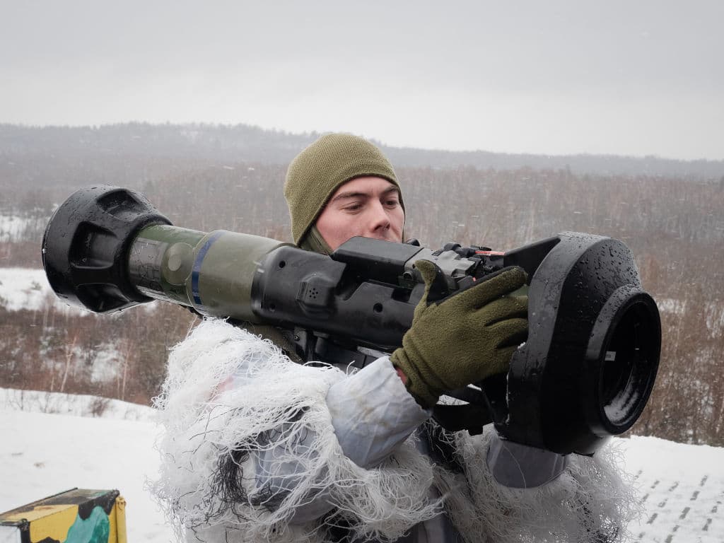 Un soldado ucraniano con un misil antitanque NLAW 'Robot 57', fabricado conjuntamente por Suecia y el Reino Unido. Por primera vez desde la Segunda Guerra Mundial, Suecia ha enviado armas a un país en guerra. Los envíos incluyen 5,000 armas antitanque NLAW, además de 5,000 cascos, 5,000 chalecos escudos antibalas y 135,000 raciones de campo.