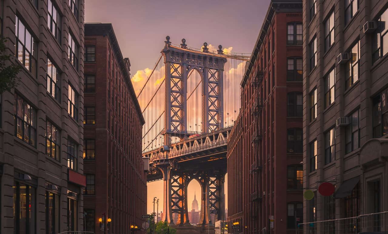 <h2 class="cms-H2-H2">6. Nueva York, Estados Unidos</h2>
<br>
<br>La “Gran Manzana”, de 8.4 millones de habitantes, es otra de las que el reporte del WTTC considera como “potencias mundiales” tradicionales en materia turística. En 2022, el estimado del informe es que Nueva York ganó 20,090 millones de dólares gracias al turismo. 
<br>