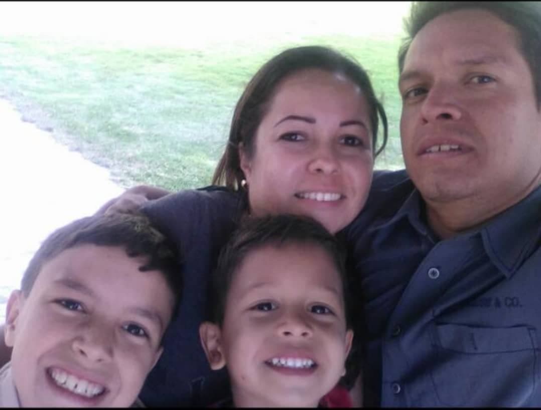 Leonardo recuerda que su hijo Marcelo tiene ya el programa preoperatorio para su delicada cirugía. 
<b>“Necesitamos que alguien nos escuche”</b>, insiste el agobiado padre de familia desde las afueras de la embajada estadounidense en Bolivia. 
<br>