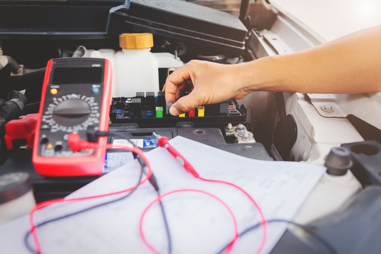 <b>5. Posponga compras grandes que pueden esperar.</b> Las disrupciones a la cadena de suministros, sumado a los altos costos por la inflación están aumentando los precios de artículos como carros, computadores y celulares. Expertos aseguran que algunos gastos que están sobrevalorados actualmente podrían esperar y ahorrarle cientos o miles de dólares.