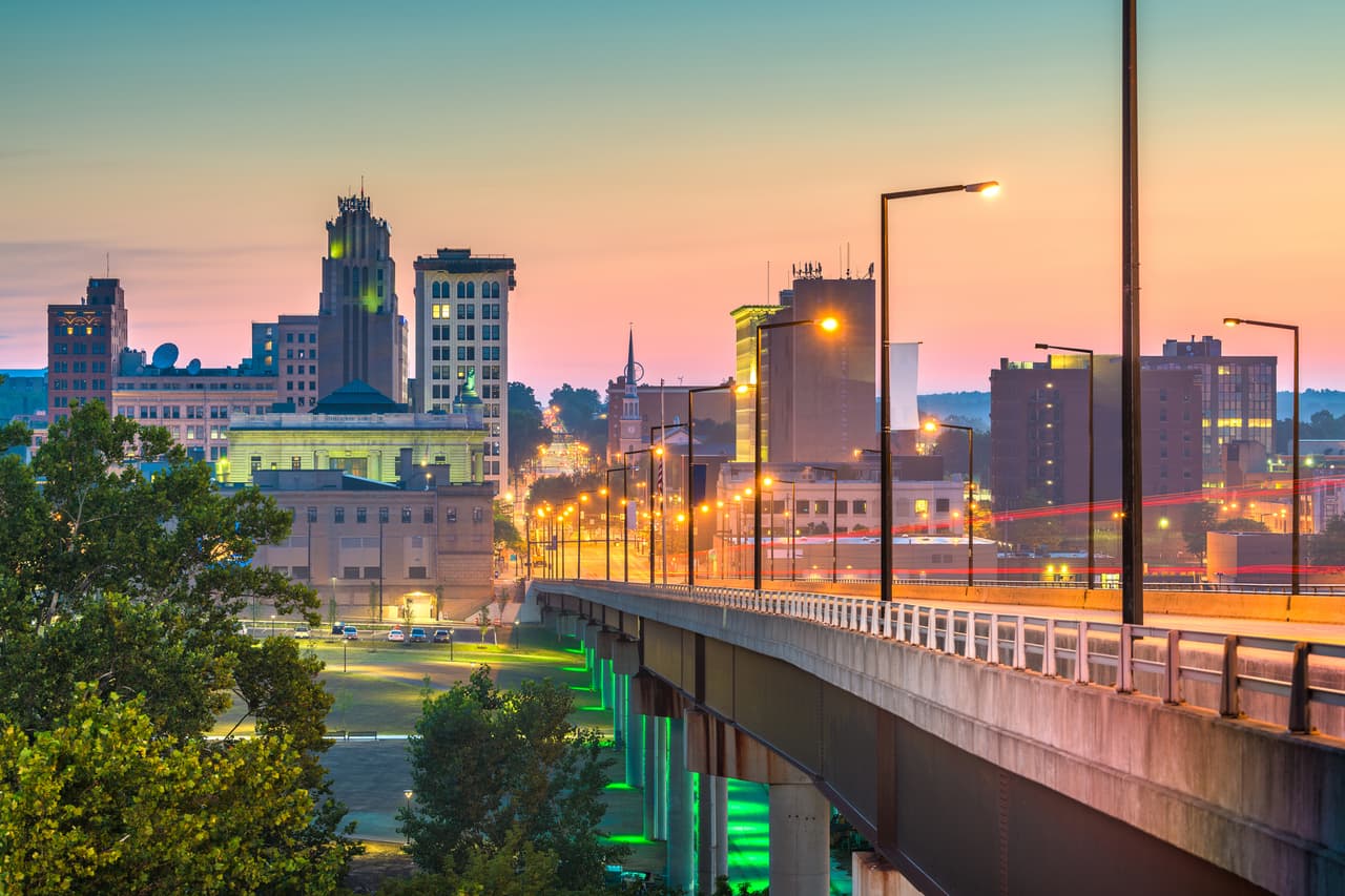 <b>Puesto 12. Youngstown, Ohio</b>
<br>
<br>Aumento en el valor promedio de la vivienda en el último año: +30.1% (+8,963 dólares).
<br>
<br>Valor promedio de la vivienda en mayo de 2021: 38,758 dólares.
<br>
<br>Variación de la población en un año: +0.1% (+49 habitantes).
<br>
<br>Población: 64,783 habitantes.
<br>
<br>Aumento del ingreso familiar promedio: +6.9% (+1,871 dólares).
<br>
<br>Ingreso familiar promedio: 28,822 dólares.
<br>