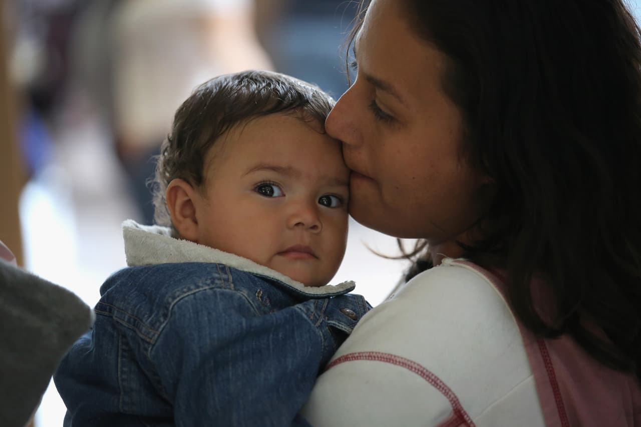 Una madre inmigrante hondureña y su hijo espera para tomar un autobús desde McAllen a Florida. Defensores de los derechos de los inmigrantes han sido críticos a las operaciones de deportación que lleva a cabo el gobierno de Obama.