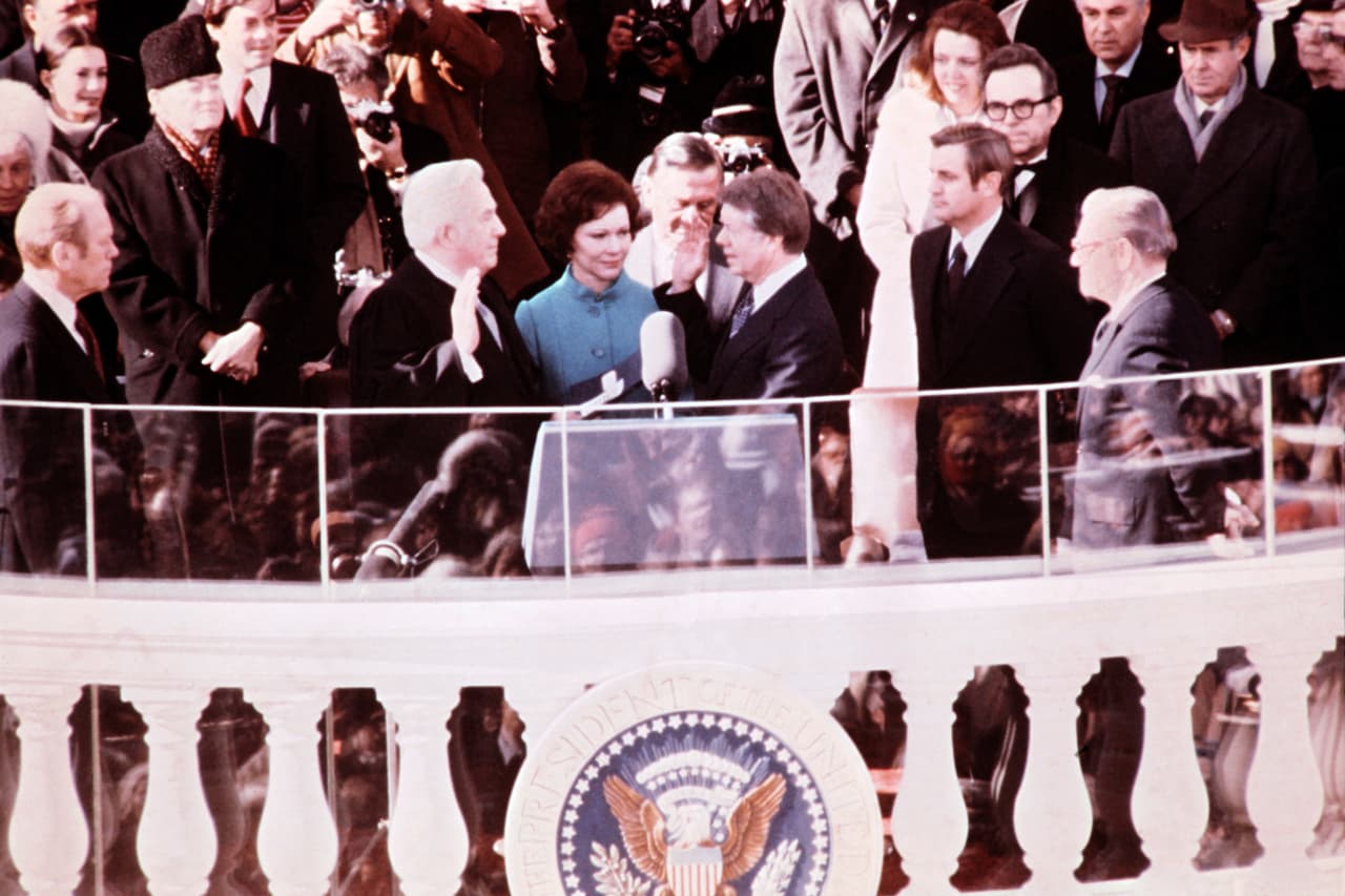 Después de su juramento, el presidente Carter no quiso hacer un suntuoso baile sino que creó un ambiente más distendido que llamó 'la inauguración de la gente' a la que se pudo asistir pagando un boleto de tan solo 25 dólares. Para estar en concordancia con esta idea, la primera dama no eligió un costoso vestido como es costumbre sino que reusó un vestido viejo, que ya había lucido en la ceremonia cuando su esposo se había convertido en el gobernador de Georgia.