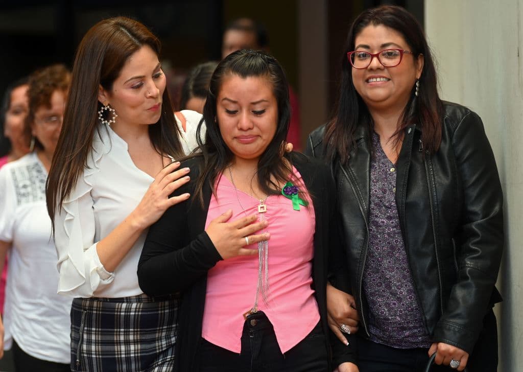 Hernández sale emocionada de la corte acompañada de su equipo de defensa tras recibir el fallo favorable. A su izquierda, en la imagen, su abogada Bertha de León. "Los que trabajamos y acompañamos a las mujeres que sufren injusticias, sabemos que en cada caso dejamos un poquito de vida, pero todo vale la pena cuando se logra justicia y libertad y estos momentos de felicidad intensa están a nuestro alcance", 
<a href="https://twitter.com/berthamariaD/status/1163683112712364032" target="_blank">escribió en Twitter. </a>