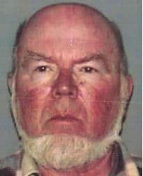<h3 class="cms-H3-H3">Eugene Palmer</h3>
<br>
<br>Con 82 años cumplidos, Palmer 
<b><a href="https://www.interpol.int/es/Como-trabajamos/Notificaciones/Ver-las-notificaciones-rojas#2019-91105" target="_blank">es acusado de asesinato en segundo grado. </a></b>
<br>
<br>Oriundo de Nueva York, la Interpol dice que el fugitivo tiene un pulgar izquierdo deformado y puede medir unos 1.78 metros. 
<br>
<br>
