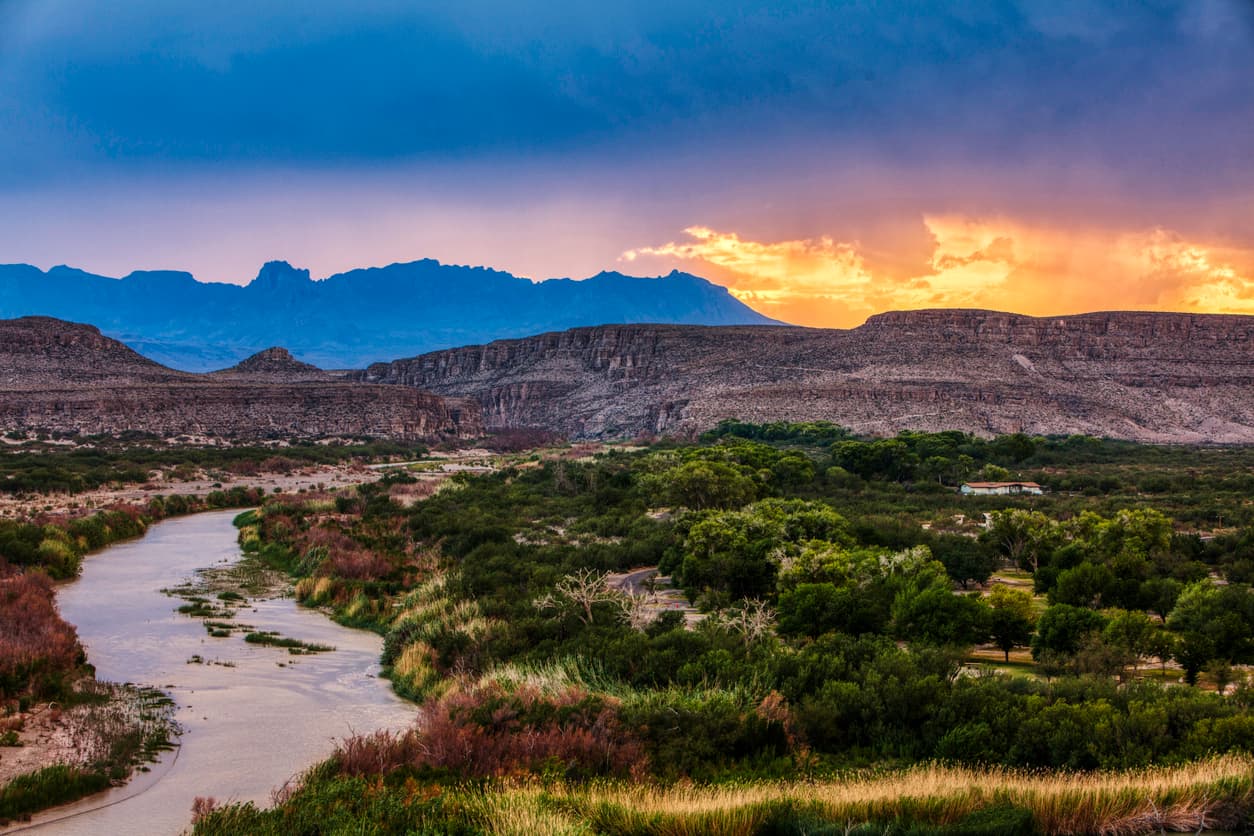 <h3 class="cms-H3-H3">Parque Nacional Big Bend, Texas</h3>
<br>
<b>Categoría:</b> Naturaleza
<br>
<br>Este lugar da vida a la leyenda fronteriza de Texas y el paisaje es uno de los más bellos del país.