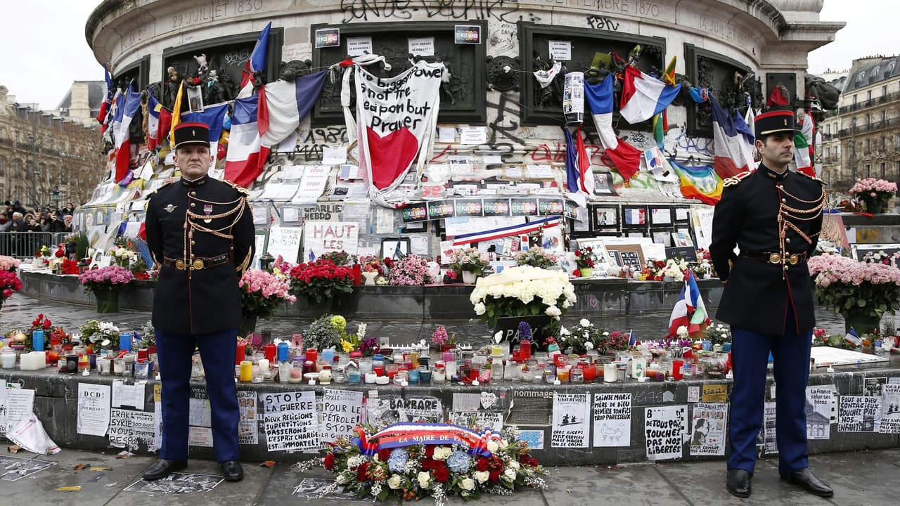 El tiroteo en el concierto de ‘Eagles of Death Metal’ fue parte de una serie de atentados terroristas que se vivieron en Paris la noche del 13 de noviembre de 2015.
<b> En el video puedes conocer un poco más sobre el homenaje dedicado a las víctimas.</b>