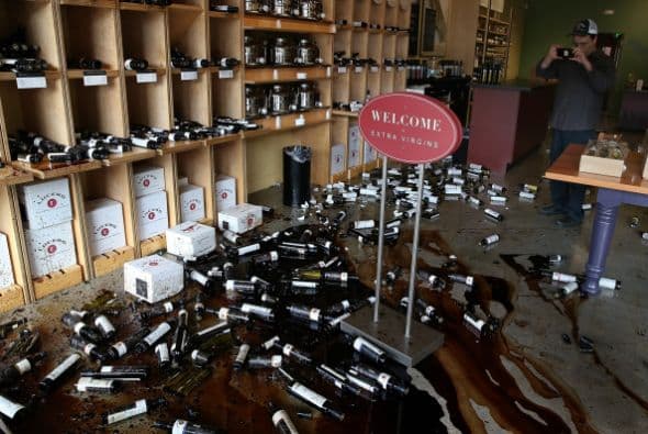 Cientos de barriles y botellas cayeron al suelo durante el sismo.
