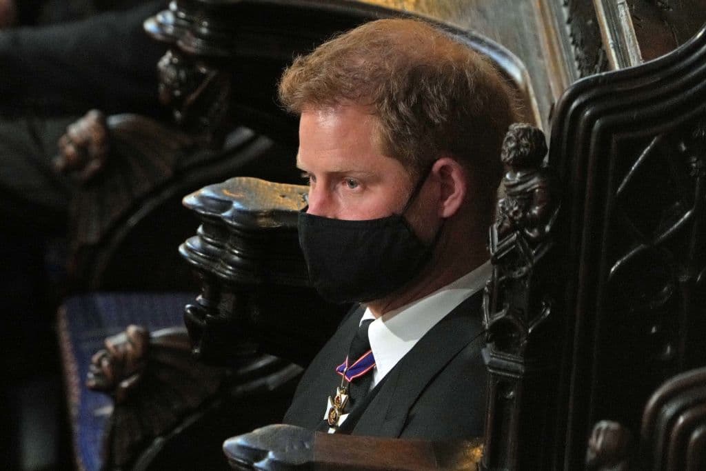 Harry, hermano de William, también participó en la ceremonia. Su esposa, 
<a href="https://www.univision.com/temas/meghan-markle">Meghan Markle</a>, no viajó desde EEUU, pues se encuentra en un avanzado estado de gestación. La relación de ambos con la familia real ha estado en el foco recientemente, después de 
<a href="https://www.univision.com/radio/radio-nacional/racismo-maltrato-e-indiferencia-las-explosivas-revelaciones-de-meghan-y-harry-en-entrevista-con-oprah-video">una explosiva entrevista</a> que ambos dieron a la estadounidense Oprah Winfrey.
