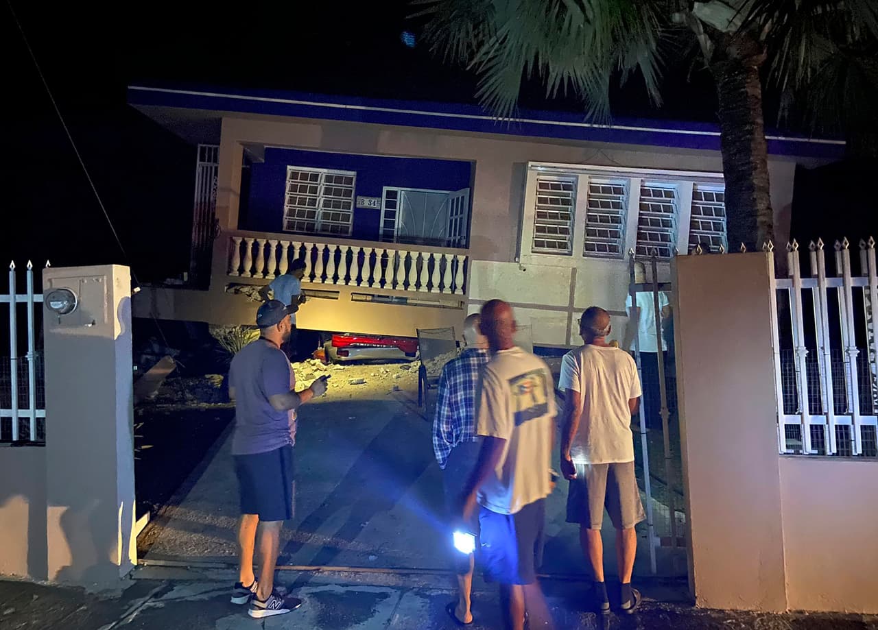 Una casa derrumbada y un auto aplastado debajo, en Yauco, otro pueblo del sur de Puerto Rico. En esta residencia nadie resultó herido. La gobernadora de la isla, Wanda Vázquez, declaró el estado de emergenciapara afrontar "toda la amenaza a la vida y los daños causados a la infraestructura por la actividad sísmica reciente".