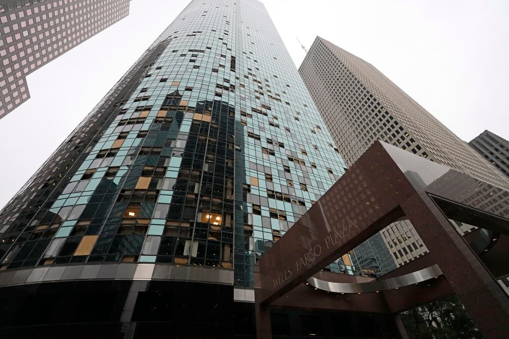 Varios de los rascacielos del centro de Houston, como el 
<b>Wells Fargo Plaza</b>, perdieron sus ventanales, quedando algunos pisos expuestos.