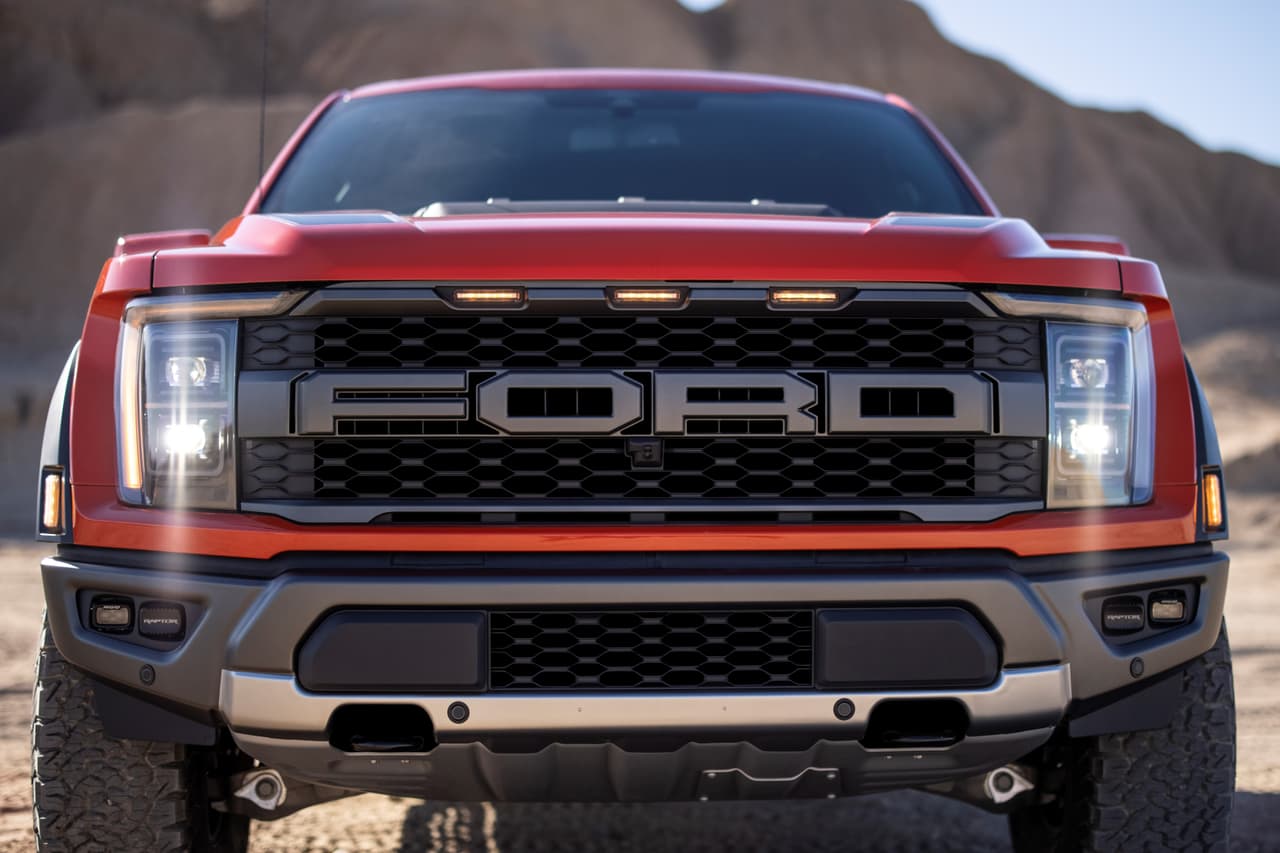 En el apartado mecánico, la nueva Raptor está equipada de serie con un motor V6 EcoBoost de alta potencia, 3.5 litros de desplazamiento y doble turbo, asociado a una transmisión automática de 10 velocidades. No es el V8 de 5.2 litros, similar al del Ford Mustang GT500, que muchos esperaban ver. Sin embargo, la firma del óvalo dio a conocer que también planea añadir a su portafolio una nueva variante Raptor R a partir del próximo año.