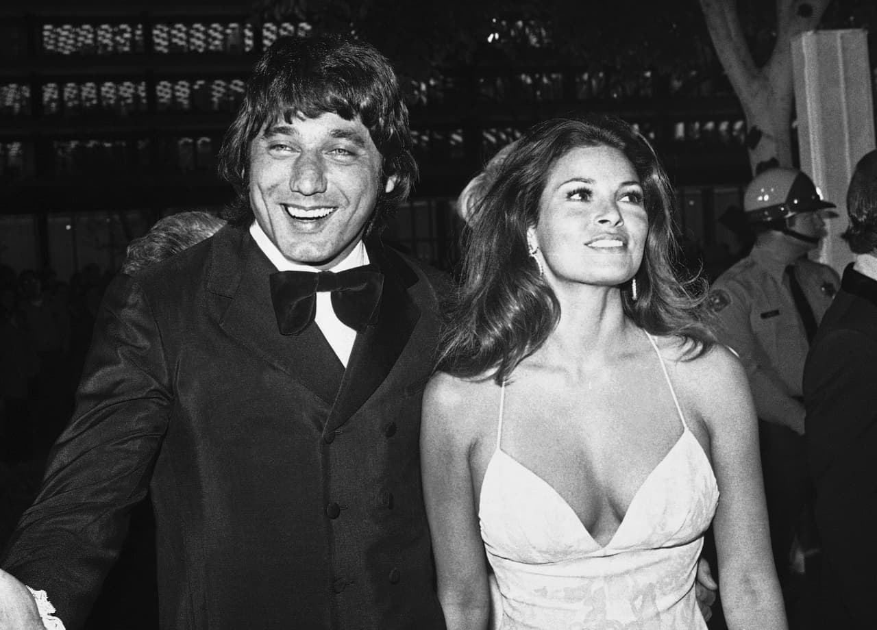 Welch se casó a los 19 años se casó con James Westley Welch, su novio del instituto de La Jolla, en el sur de California, con quien tuvo dos hijos, y de quien adoptó su apellido con el que sería reconocida a nivel internacional hasta sus últimos días. Tras su separación en 1964, la actriz se casó otras tres veces más, con Patrick Curtis (1967-1972), André Weinfeld (1980-1990) y Richard Palmer (1999-2008). En la fotografía, Welch aparece con el jugador de fútbol americano Joe Namath, durante la alfombra roja de los Premios de la Academia de 1972.