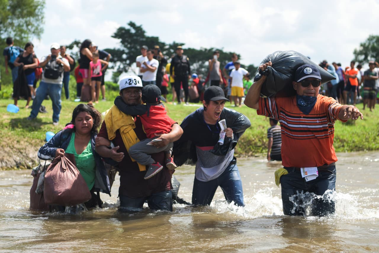 <b>El Salvador</b>
<br>
<br>Refugiados aceptados por Estados Unidos desde 2016: 
<b>2,978</b>
<br>
<br>2016: 364 refugiados aceptados.
<br>
<br>2017: 1,124 refugiados aceptados.
<br>
<br>2018: 725 refugiados aceptados.
<br>
<br>2019: 311 refugiados aceptados.
<br>
<br>2020: 365 refugiados aceptados.
<br>
<br>2021 (hasta el 30 de abril): 89 refugiados aceptados.
<br>
<br>El aumento de los niveles de 
<a href="https://www.acnur.org/el-salvador.html"><u>pobreza, los gobiernos corruptos, la violencia de pandillas, el crimen organizado y la violencia de género</u></a> han impulsado la huida de miles de salvadoreños. Muchos han llegado a la frontera de Estados Unidos con México para solicitar asilo, otros han logrado acogerse al programa de refugiados. En 2010 más del 50% de los refugiados salvadoreños vivían en California y Texas. 
<br>
<br>
<a href="https://www.univision.com/noticias/citylab-politica/alcaldesa-de-washington-sobre-el-fin-del-tps-esta-decision-no-hara-que-los-estadounidenses-vivan-mas-seguros-o-mas-prosperos"><u>La ciudad donde hay más salvadoreños es Washington DC</u></a>, pero hay comunidades importantes en California, Texas y al sur de Florida.