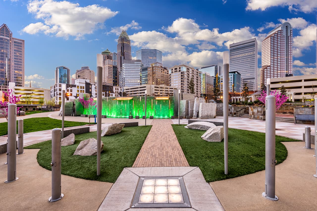 <b>Puesto 5: Charlotte, Carolina del Norte. </b>Esta ciudad tuvo la máxima puntuación en la limpieza de restaurantes y la cantidad de recolectores de reciclaje, pero en la cantidad de autos eléctricos y la demanda de desinfectante para manos tuvo su peor desempeño (0.89 y 0.35, respectivamente).